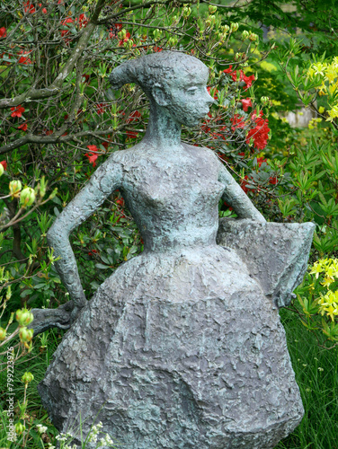 Girl with a portfolio (ca. 1935, bronze). Artist unknown. Planten un Blomen, Hamburg, St. Pauli. 