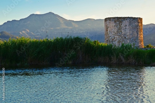 Torre de Guaita, río Vaca y macizo del Mondúver desde Xeraco (Valencia)