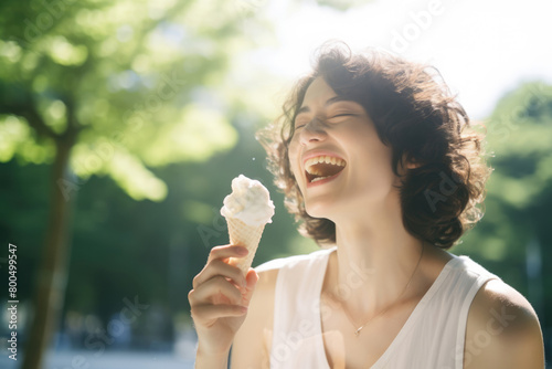 女, 女性, アイス, ソフトクリーム, アイスを食べる女性, デザート, woman, female, ice cream, cream, soft ice cream, woman eating ice cream, dessert