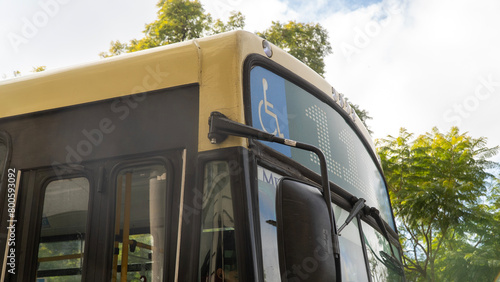 Vieux bus ave logo handicapé