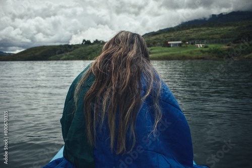mujer sola en lago 