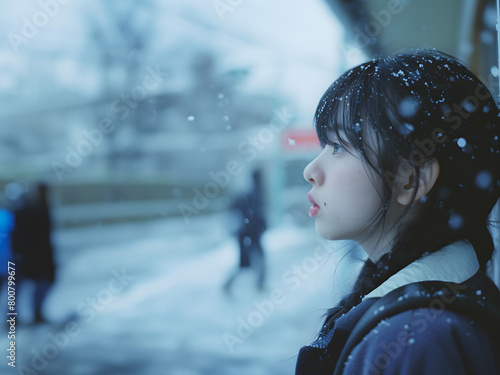雪の季節に思いを馳せる、静寂のアジア人女性学生