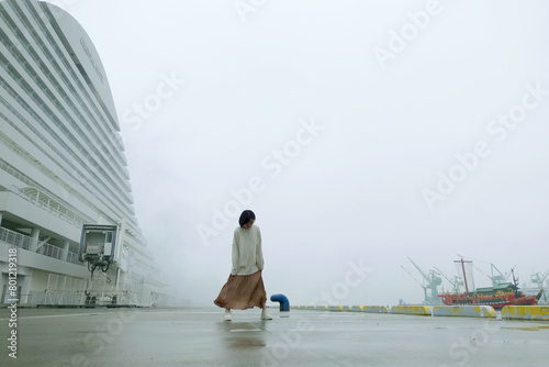 雨の港ではしゃぐ女性