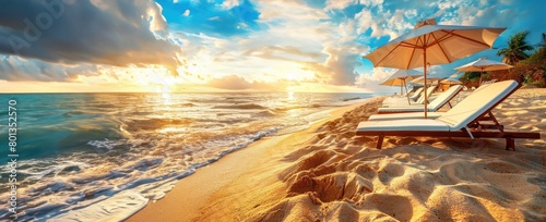 Une plage de sable doré, des chaises longues avec parasol sur le rivage d'une île exotique au coucher du soleil, image avec espace pour texte.