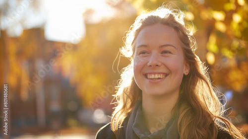 Linda mulher jovem sorrindo ao ar livre - retrato