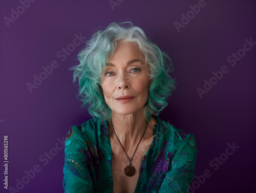 Femme âgée stylée avec une teinture de cheveux tye and dye verte, portrait de personnes variées sur fond violet