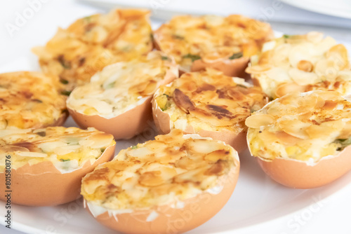 jajka faszerowane w skorupkach z migdałami, stuffed eggs in shells with almonds
