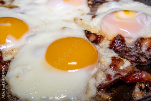 jajka na bekonie, eggs on bacon
