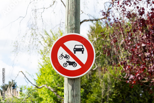 Panneau d'interdiction aux véhicules moteurs