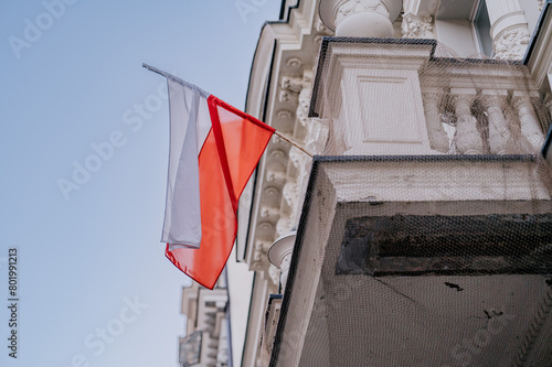 Polska Flaga powiewająca na wietrze