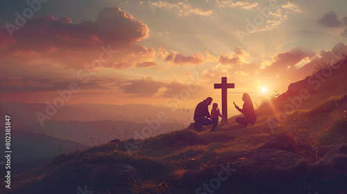 familia hincada pidiendo y orando rezando ante la cruz de Dios Jesucristo con fe y esperanza en la puesta del sol en un hermoso paisaje al atardecer 