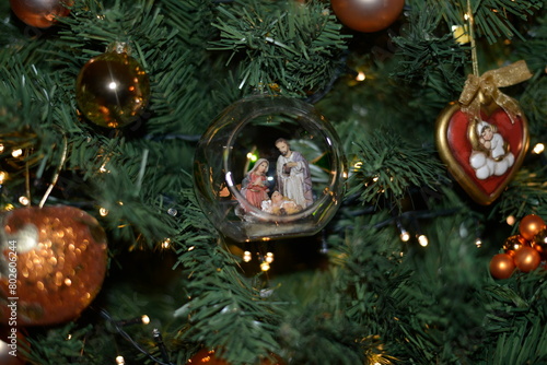 piccolo presepe natalizio cristiano cattolico in una ampolla di vetro attacato su di un albero di natale