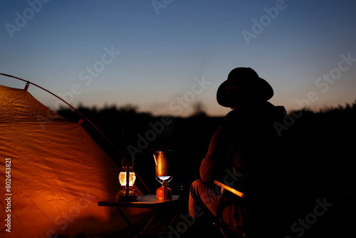 キャンプの夕暮れを楽しむ男性