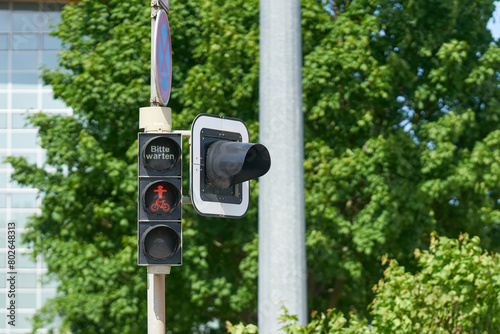 rote Ampel in der Innenstadt von Magdeburg mit dem deutschen Schriftzug bitte warten