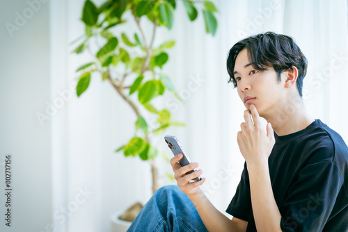 スマホを操作する若い男性