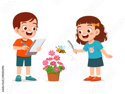 little kid use magnifying glass to observe bee