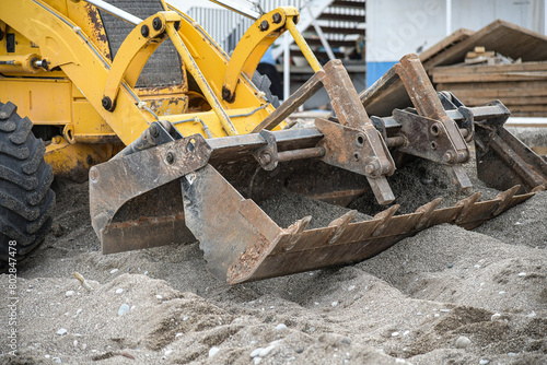 Baumaschinen arbeiten auf Sand.