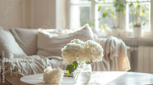 白いソファのあるリビングルームに飾られた白い紫陽花
