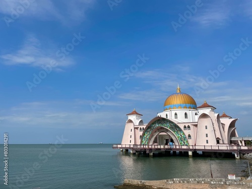 海上にあるマラッカ海峡モスク 