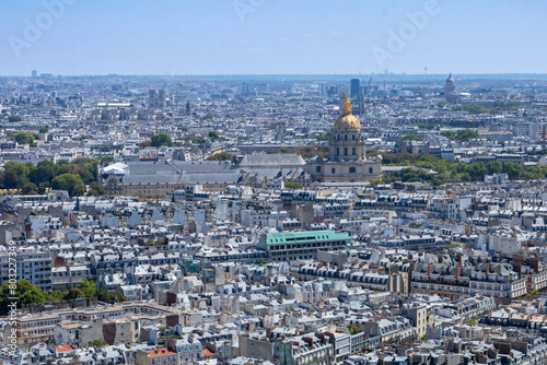 Aerial panoramic view of the city of Paris, France. Hotel dels Invàlids, Arc de Triomf de l'Étoile, Musée de l'Armée, Tour Eiffel - Parc du Champ-de-Mars.