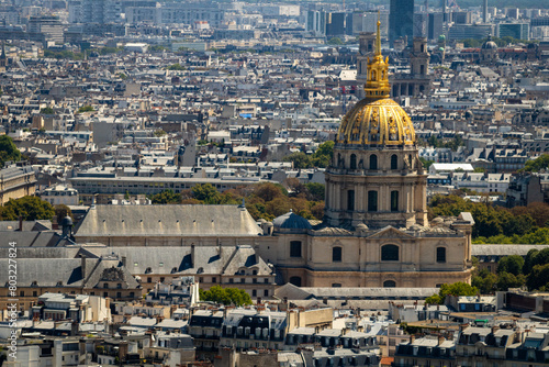 Aerial panoramic view of the city of Paris, France. Hotel dels Invàlids, Arc de Triomf de l'Étoile, Musée de l'Armée, Tour Eiffel - Parc du Champ-de-Mars.