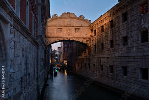 Seufzerbrücke in Venedig bei Sonnenuntergang 