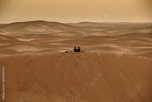 Casal a contemplar o deserto e as dunas do Saara em Marrocos