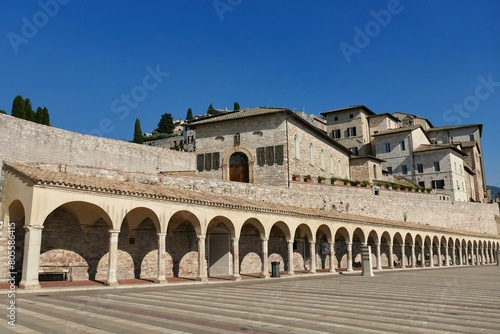 Les arcades le long de l’esplanade menant à la basilique Saint-François à assise