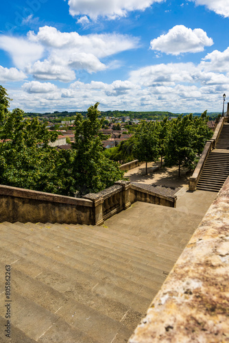 Vue sur Auch et ses alentours depuis le haut de l’escalier monumental, à l’arrière de la Cathédrale Sainte-Marie