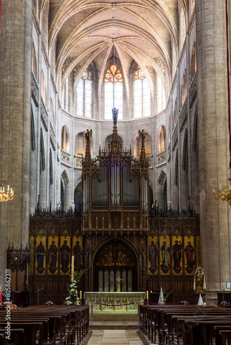 Nef centrale avec l'avant-chœur et son orgue de la Cathédrale Sainte-Marie d’Auch