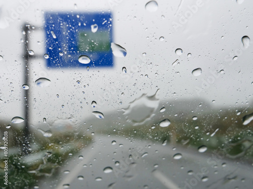 雨の日の自動車のフロントガラス