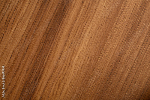 Równolegle słoje drewna widoczne na powierzchni desek w drewnianej podłodze 