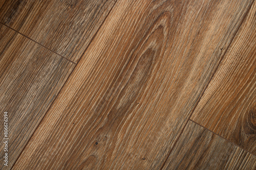 Drewniany brązowy parkiet na podłodze z bliska