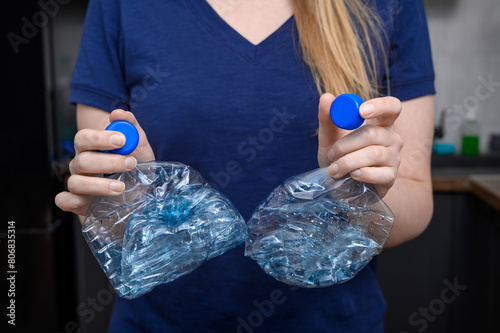Zgniecione plastikowe butelki po wodzie, plastiki segregowane i wyrzucane do śmietnika 
