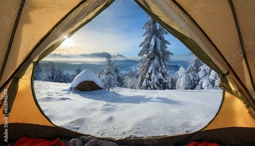 テントの中から見える、寒い冬の景色