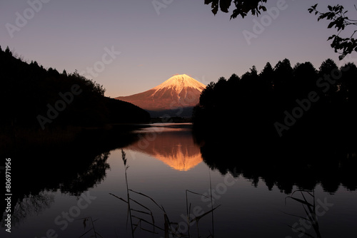 休暇村富士からの展望です。夕陽に赤く映える赤富士が田貫湖面に映えています。夕暮れの貴重な一瞬です。