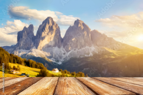 Tisch im Hintergrund Bergpanorama 