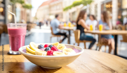 Frühstücksbowl mit Obst, im Hintergrund ein Cafe 