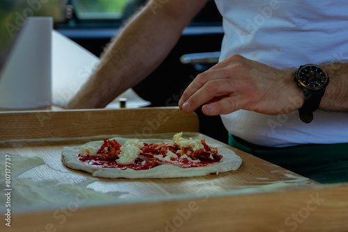 kucharz robi pizzę