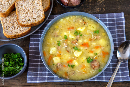 Tradycyjna polska zupa - grochówka z kiełbasą