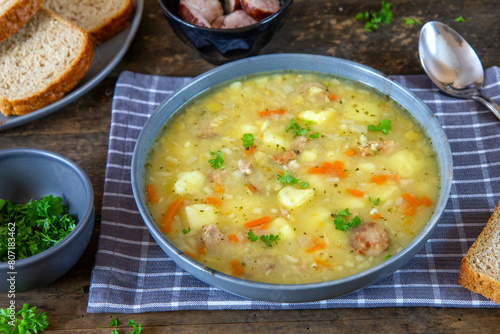 Tradycyjna polska zupa - grochówka z kiełbasą