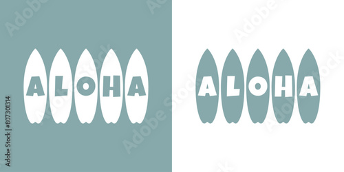 Logo vacaciones en Hawái. Letras palabra Aloha con letras estilo hawaiano en varias tabla de surf