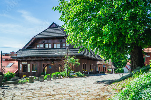 Drewniana zabudowa i brukowane ulice we wsi Lanckorona w województwie małopolskim w Polsce. Drewniane domy powstały w dziewiętnastym wieku. 