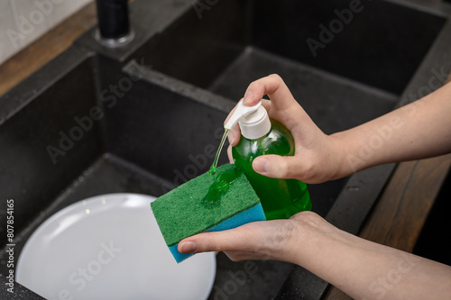 Płyn do mycia naczyń w dozowniku z pompką używany podczas zmywania