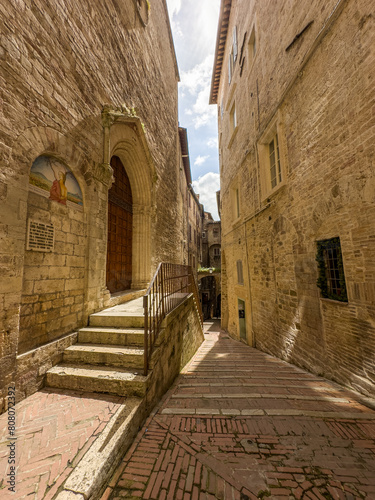 kamienne kamienice, wąskie klimatyczne uliczki to charakterystyczne dla południowych Włoch miejsca w starych miasteczkach