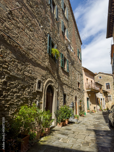 mała wąska uliczka pomiędzy kamiennymi kamienica w miasteczku w Toskanii, Włochy