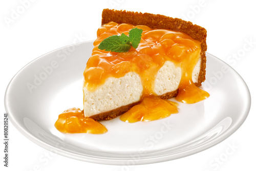 prato com delicioso cheesecake com calda de frutas amarelas isolado em fundo transparente