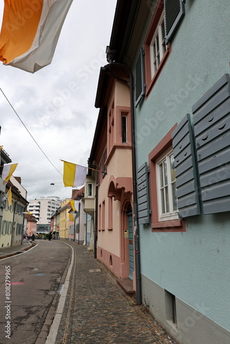 Herrenstraße in Freiburg mit Flaggen