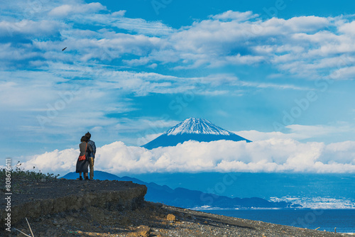 海辺から富士山を望むカップル