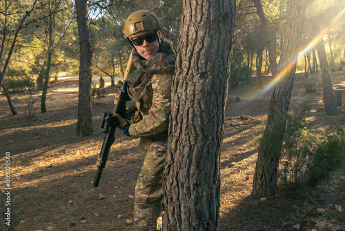  soldado de airsoft entrenando en el bosque